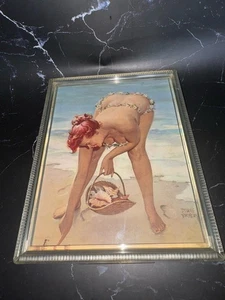 Vintage gerahmter Duane Bryers Pin Up HILDA am Strand Sammeln Muscheln Druck - Bild 1 von 16