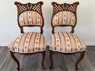 ANTIGUO PAR DE SILLAS LATERALES VICTORIANAS DE NOGAL CON RESPALDO TALLADO Foto 1 de 4