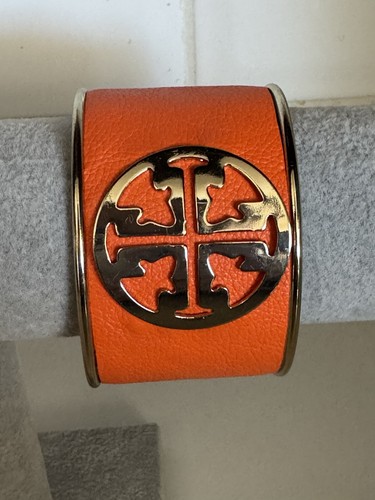 Bracciale Tory Burch in pelle arancione tono oro.