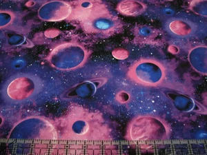 Edredón de tela de algodón de 3 yardas - Tesoros atemporales Planetas espaciales galaxia púrpura - Imagen 1 de 1