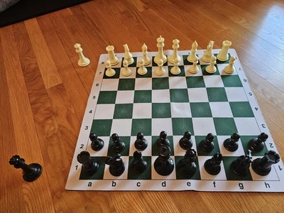 Juego completo de piezas de ajedrez con fondo de fieltro verde plástico resina blanco negro + tapete de juego Foto 1 de 4