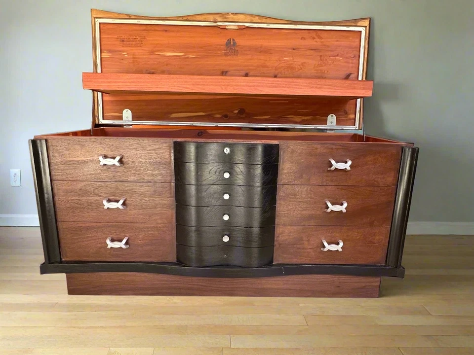 Mueble moderno Mid-Century Cedar Hope Chest by Lane - CERRADURA QUITADA POR SEGURIDAD Foto 1 de 4