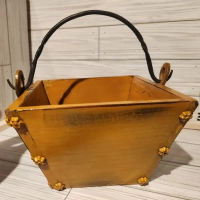 Cubo de arroz de madera amarillo chino antiguo/de colección con mango de metal Foto 1 de 4