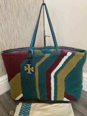 BOLSO DE MANO REVERSIBLE TORY BURCH IMITACIÓN GAMUZA Y PIEL DE OVEJA VENTA AL POR MENOR NUEVO CON ETIQUETAS Foto 1 de 4