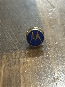 Vintage goldfarbene Motorola M Logo Kreis Krawatte Tac Anstecknadel - Bild 1 von 3