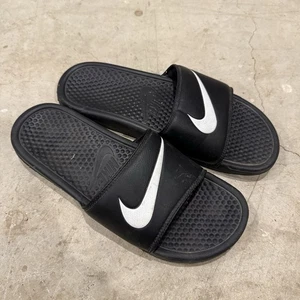 Sandalias sin cordones para hombre Nike Benassi Swoosh negras blancas 312618-011 talla 11 - Imagen 1 de 9