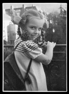 Mädchen mit Zöpfen schaut verspitzt in die Kamera - Foto 8x11cm - Bild 1 von 2