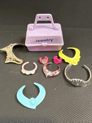 Joyero vintage para muñeca Barbie Skipper Courtney con coronas collares relojes Foto 1 de 4