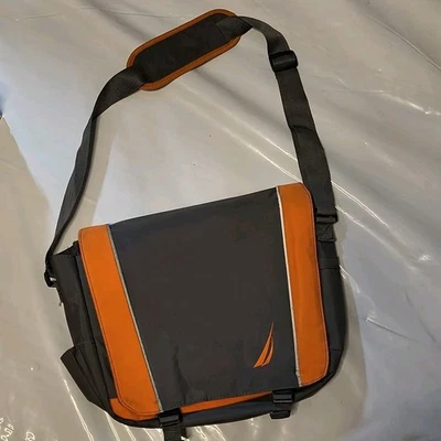 Bolso Mensajero Nautica Fleet Laptop Lona Gris y Naranja Solapa Correa Ajustable Foto 1 de 4