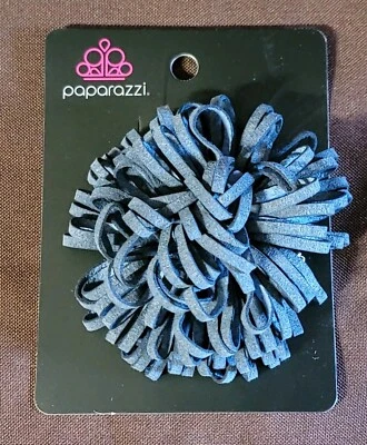 Paparazzi Give Me A Spring Azul Pom Pinza de Pelo Accesorio Foto 1 de 3
