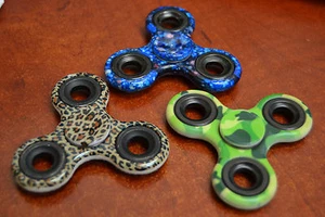 3 STÜCK VERSCHIEDENE ZAPPELN GEIGE HAND TRI SPINNER SENSORISCHES SPIELZEUG - Bild 1 von 1
