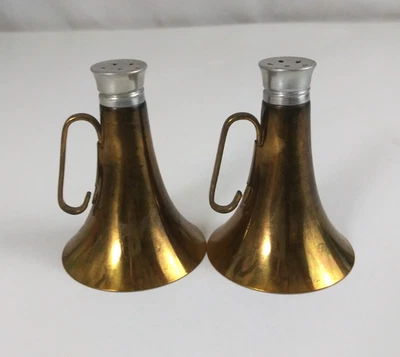 Salero y pimentero cuerno corneta de caza de latón y vidrio vintage de los años 50 Foto 1 de 4