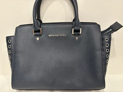 Bolsa satchel tiracolo Michael Kors Selma ilhó couro médio prata marinho - Imagem 1 de 4