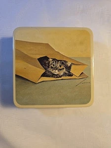 Vintage 1982 LOWELL HERRERO Gato en Bolsa de Papel Cuadrada Lata Vandor Hecho en Japón - Imagen 1 de 6
