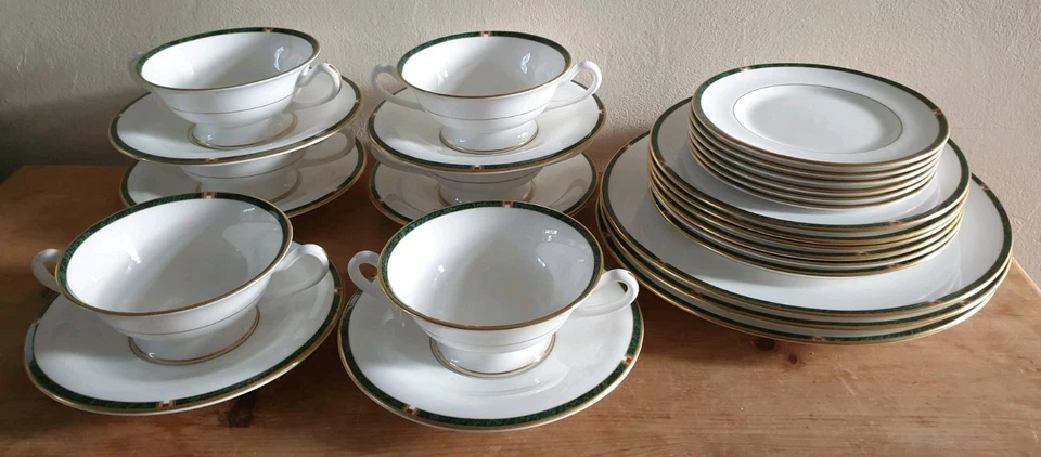 Royal Worcester Carina fine bone china in the green pattern. - Image 1 of 4