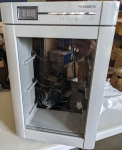 ***BRAND NEW*** DOMETIC 6 BOTTLE WINE CHILLER. MODEL MF6W. 12V or 120V - Foto 1 di 8