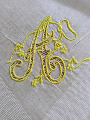 Pañuelo de algodón blanco bordado amarillo con monograma en muy buen estado Foto 1 de 3