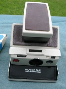 Polaroid SX 70 Land Camera modello 2 corpo bianco/piege con custodia in pelle pellicola non testata - Foto 1 di 11