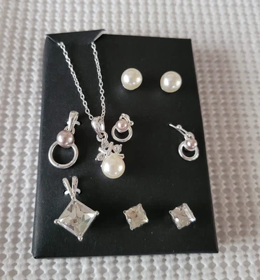 Avon Dazzling Affair Juego de Regalo Pendientes Intercambiables 6 Piezas Colgantes a Juego Foto 1 de 3