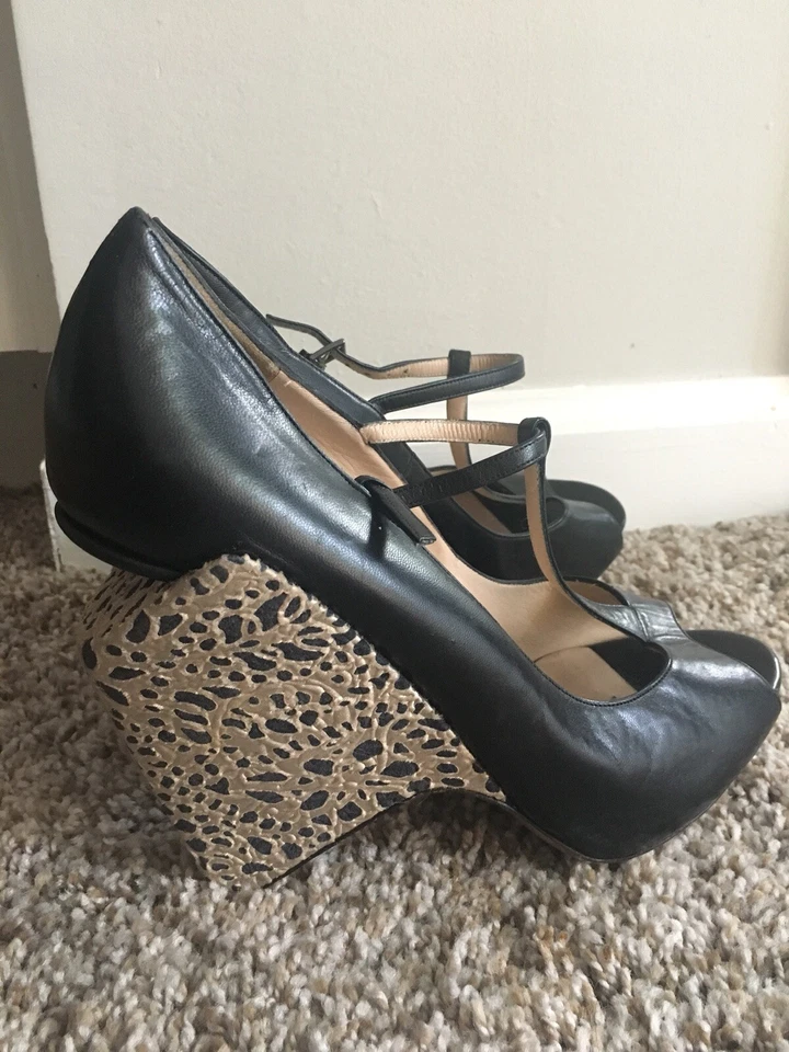 Zapatos de salón Mary Jane Nicholas Kirkwood negros esculpidos con cuña punta abierta talla 39 $795 Foto 1 de 4