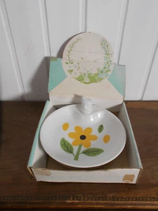 Assiette bouillie bébé Limoges FRANCE fleur jaune bouchon boite - Bild 1 von 3