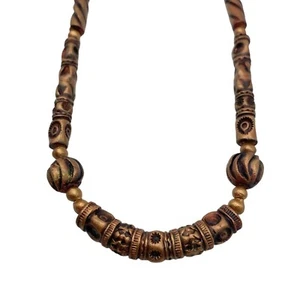 Collar de cuentas de madera de inspiración tribal intrincadas tallas y tonos terrosos - Imagen 1 de 7