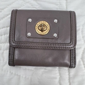 Marc by Marc Jacobs Geldbörse Damen Braun Leder Drehverschluss Kompakt Dreifachfaltung Münze - Bild 1 von 12