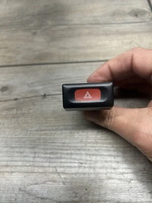 Nissan Pickup 1995-1997 carrocería dura Pathfinder tablero peligro interruptor de emergencia OEM Foto 1 de 4