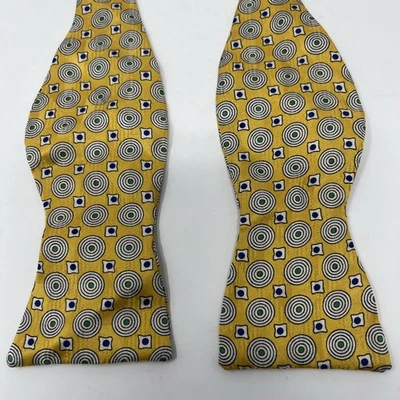 Галстук-бабочка Robert Talbott желтый шелк с темно-синими и зелеными круговыми акцентами - Изображение 1 из 4