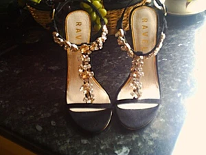 Ravel Damen Wildleder & Kristall Sandalen - wunderschön!! - Bild 1 von 4