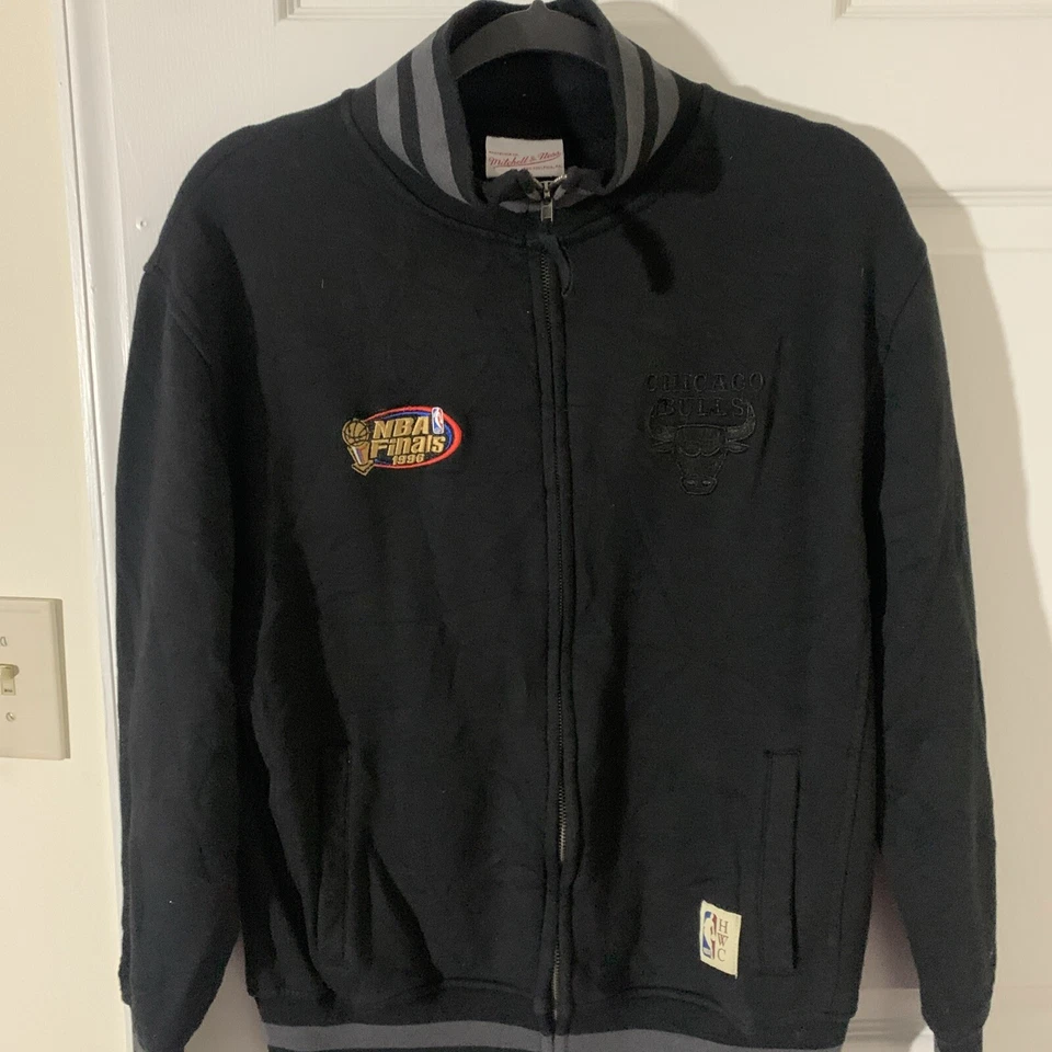 Chaqueta Mitchell & Ness Para Hombres NBA Chicago Bulls 1996 Finales NBA Air Jordan Foto 1 de 4