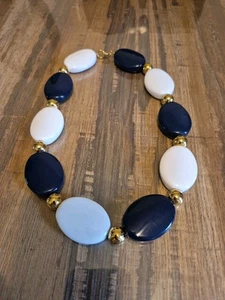 Collar vintage de 20" blanco, azul marino y cuentas doradas - Imagen 1 de 4