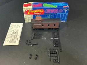 Roundhouse HO Scale Canadian Pacific Brown Caboose 438447 New Unassembled - Bild 1 von 6