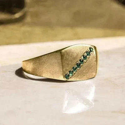 Anillo meñique para hombre esmeralda verde creado en laboratorio corte redondo de 1 quilate chapado en oro amarillo de 14K Foto 1 de 4