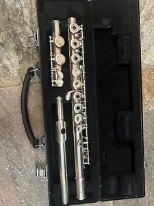 Yamaha 281 Open hole flute with hard case. - Picture 1 of 7