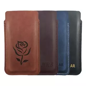 FUNDA DELGADA DE CUERO CON INICIALES EN RELIEVE O GRABADO LÁSER PARA APPLE IPHONE - Imagen 1 de 20