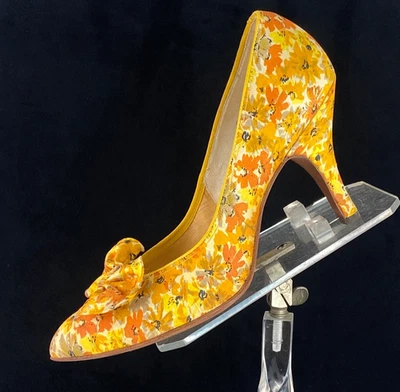 Vintage 1950s yellow orange floral pumps shoes 7 slip on pin-up heels closed toe - Image 1 of 4