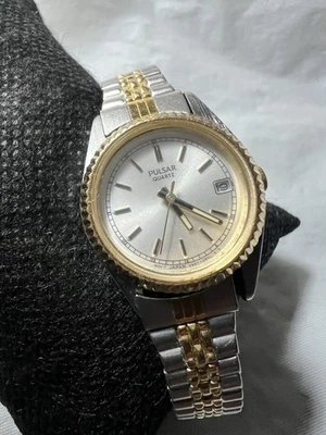 精工 pulsar 手表,日期,凹槽表圈,26 毫米,V827-0440,Wr30M,弹力,女士 — 第 1/4 张图片