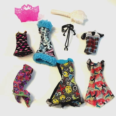 Monster High Muñeca Lote de Ropa Vestidos Prendas para el torso Cartera Cinturón Cepillo para el Pelo 9 Piezas Foto 1 de 4