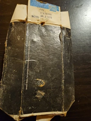 Bisel marcador lateral derecho NOS GM 415105 para 74-77 Oldsmobile  Foto 1 de 4