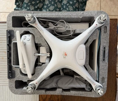 DJI Phantom 4 Drone GL300C - Image 1 of 4