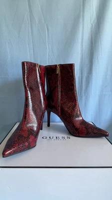 Botinhas femininas Guess salto agulha rico no tornozelo, estampa de pele de cobra. Tamanho 8,5 - Imagem 1 de 4