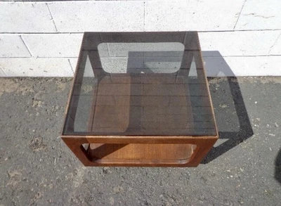 Mesa Mid Century de madera y vidrio Foto 1 de 4