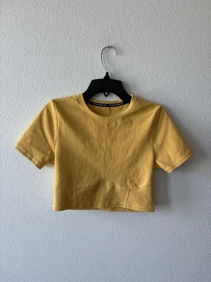 Prenda deportiva corta amarilla de manga corta Ryderwear para mujer talla pequeña Foto 1 de 4