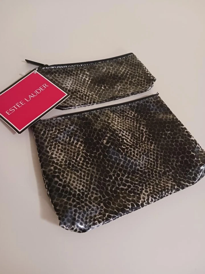 Juego de bolsas de cosméticos Este Lauder de dos tamaños estampado negro con cremalleras de plástico Foto 1 de 1