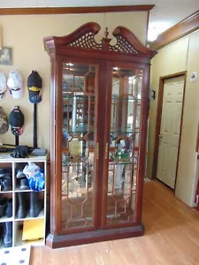 VINTAGE AMERICAN CHIPPENDALE STYLE MAHOGANY LIGHTED CHINA HUTCH - Picture 1 of 6