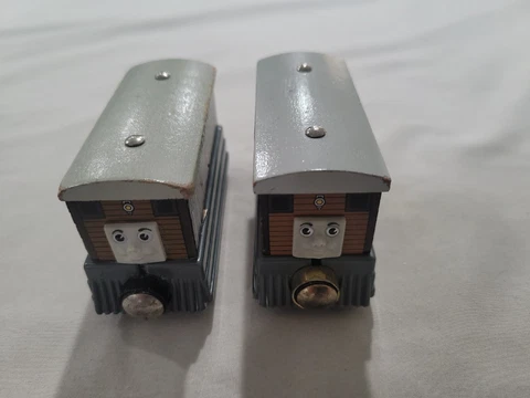 2 x Magnet Thomas the Train Toby Tram Tank Engine Wooden Railway Rare Friends Cover