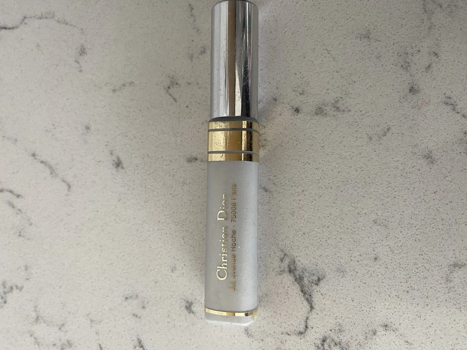 Sombra de ojos líquida ligera y duradera Dior Ombré Plume - 046 difícil de encontrar Foto 1 de 1