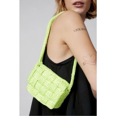 Bolso Baguette Tejido Brillante Morgan Urban Outfitters Verde Foto 1 de 4