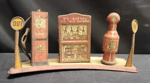20er Jahre MARX Tankstelle Insel Zifferblatt Pumpe Luftmesser Öl Display Rack Spielzeug - Bild 1 von 21